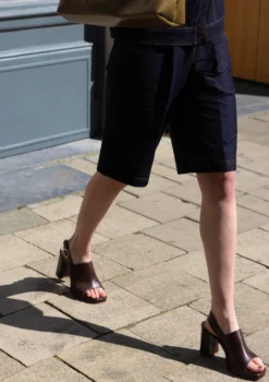 Donkerbruine leren sandalen met hak en gesp