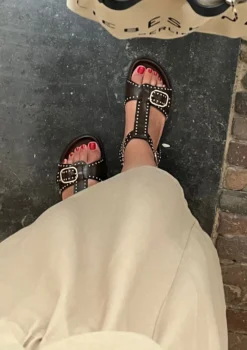 Donkerbruine leren sandalen met goudkleurige buckles en studs