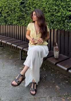 Donkerbruine leren sandalen met goudkleurige buckles en studs