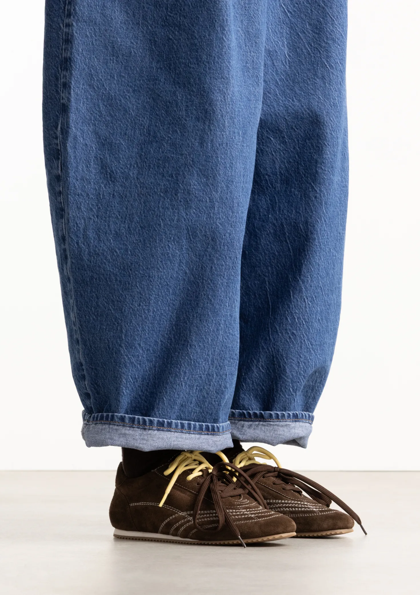 Donkerbruine suède sneakers met dubbele veters