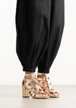 Gouden opengewerkte sandalen met hak