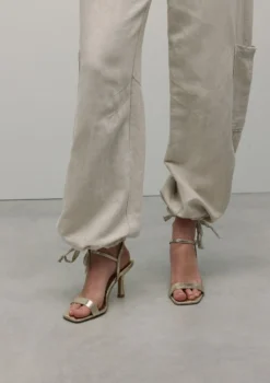 Gouden sandalen met hak