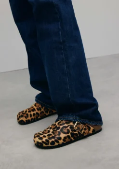 Leopard clogs met gesp