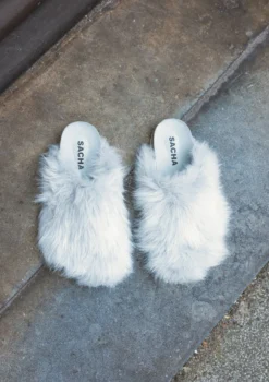 Lichtblauwe fluffy clogs