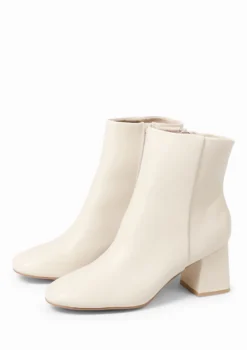 Off white enkellaarsjes met blokhak