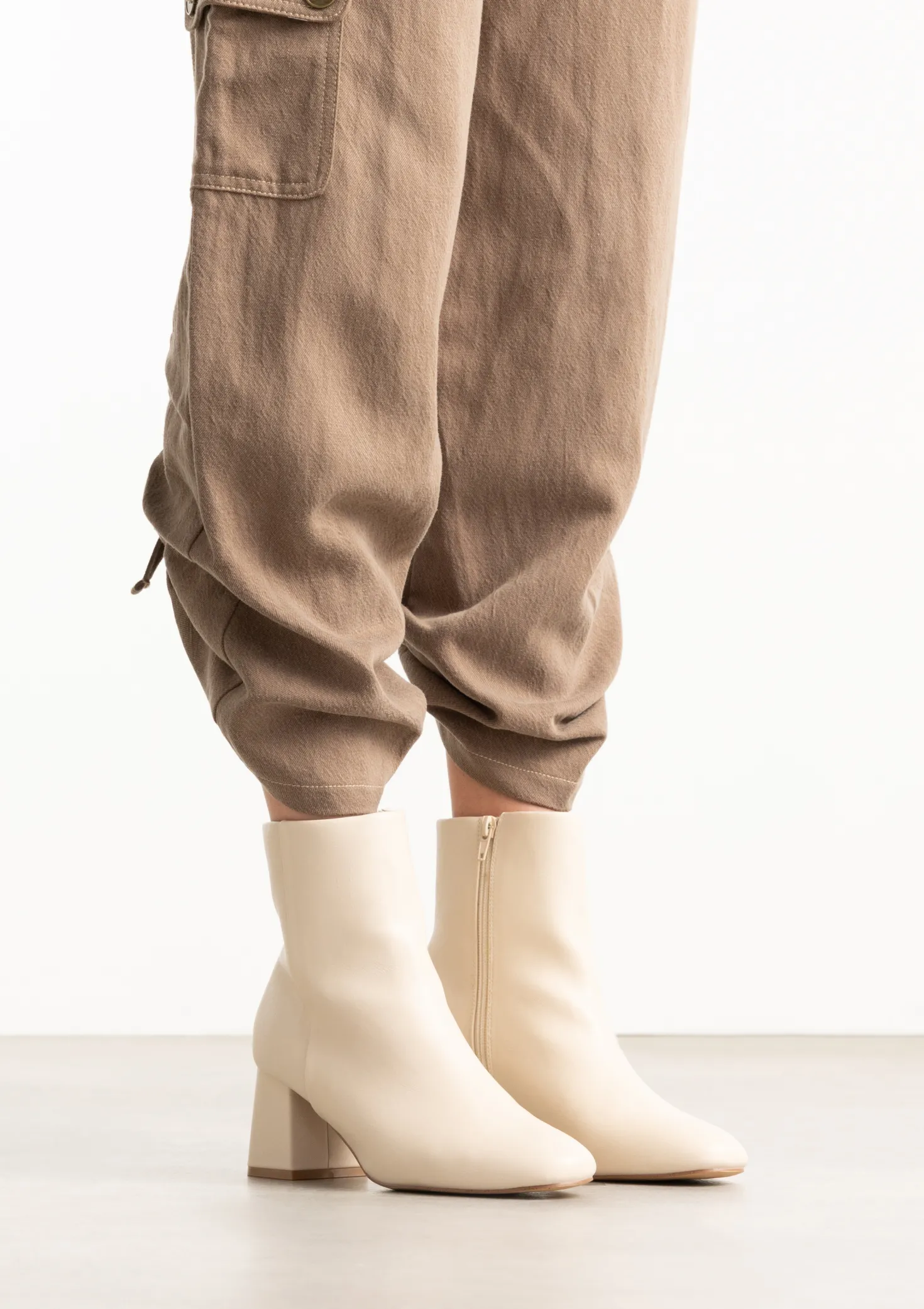 Off white enkellaarsjes met blokhak