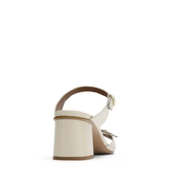 Off white lakleren sandalen met hak