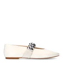 Off white leren ballerina's met zilverkleurige studs