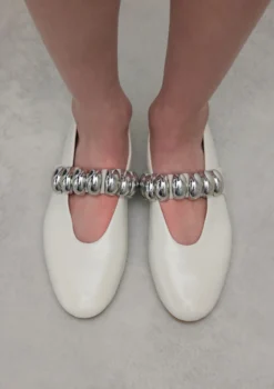 Off white leren ballerina's met zilverkleurige studs