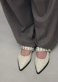 Off white leren slingbacks met studs en gesp