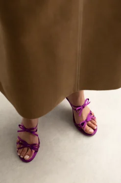 Paarse sandalen met hak en strikjes