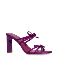 Paarse sandalen met hak en strikjes
