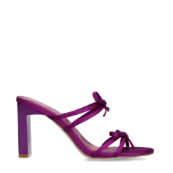 Paarse sandalen met hak en strikjes