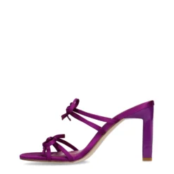 Paarse sandalen met hak en strikjes