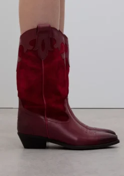 Rode leren cowboylaarzen met sierstiksels