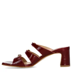 Rode leren sandalen met hak en gespen