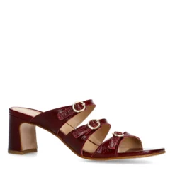 Rode leren sandalen met hak en gespen