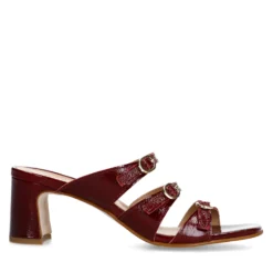 Rode leren sandalen met hak en gespen