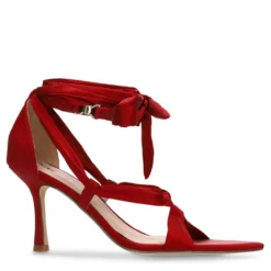 Rode sandalen met hak