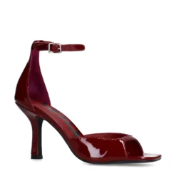 Rode sandalen met hak