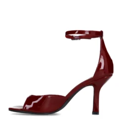 Rode sandalen met hak