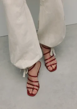 Rode sandalen met hak