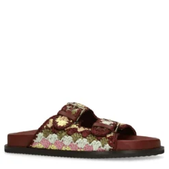 Rode slippers met goudkleurige buckles