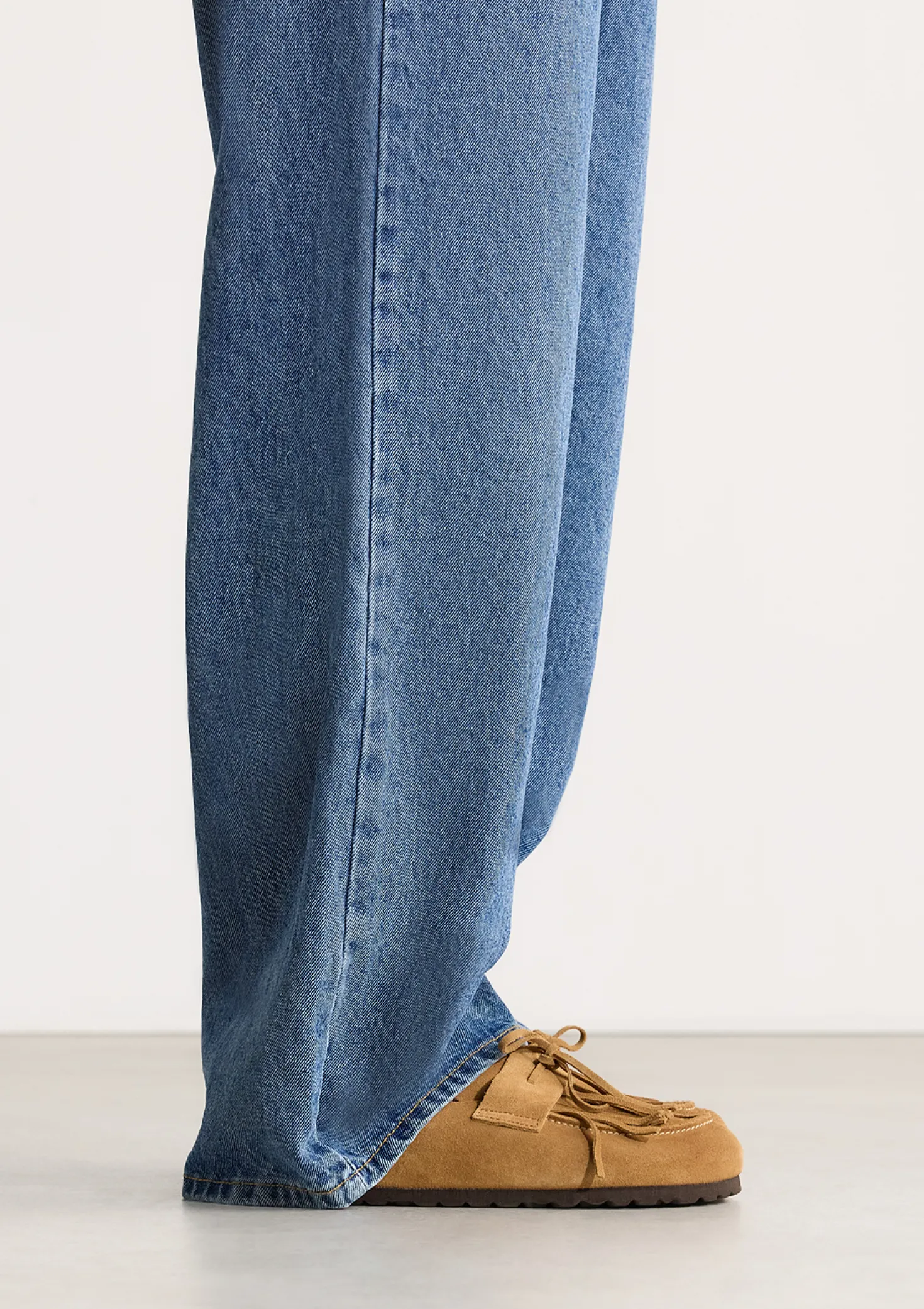 Taupe suède clogs met franjes