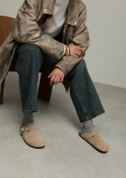 Taupe suède clogs met gesp