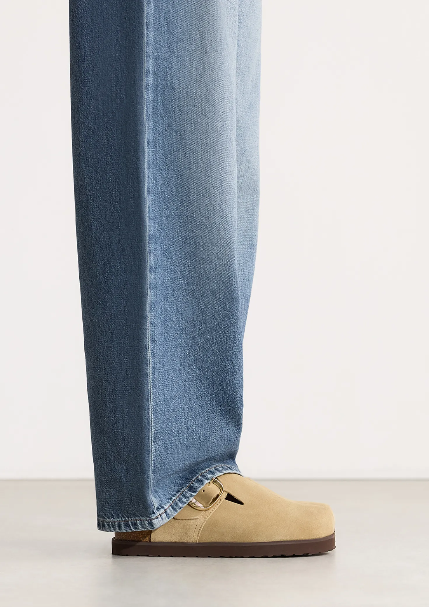 Taupe suède clogs met gesp