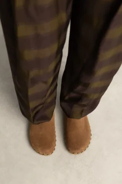 Taupe suède clogs met studs