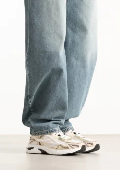 Witte sneakers met zwarte details