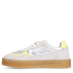 Zilveren suède sneakers met gele details