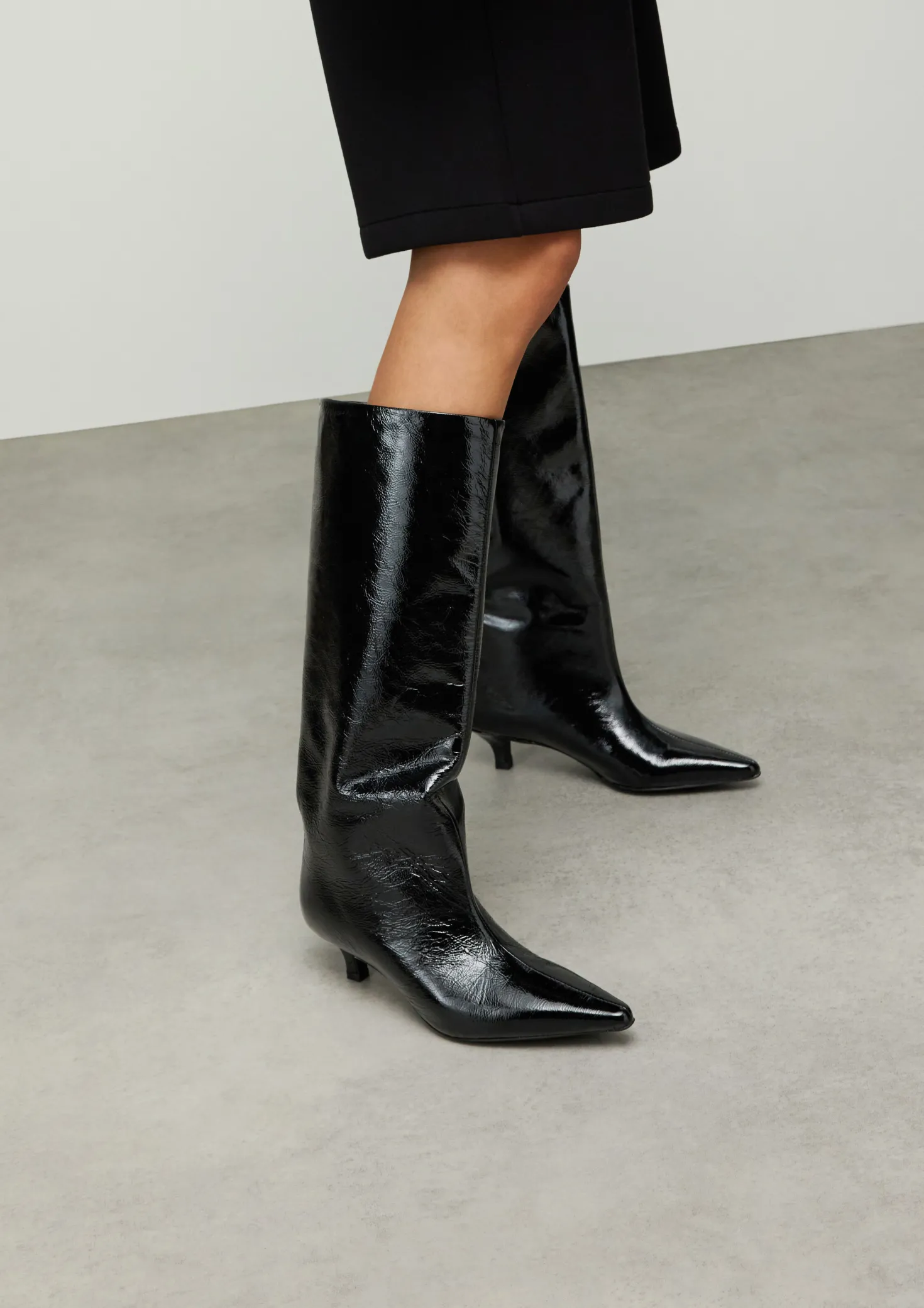 Zwarte hoge lakleren laarzen met kitten heel