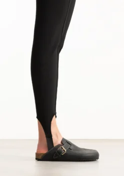 Zwarte leren clogs met gesp