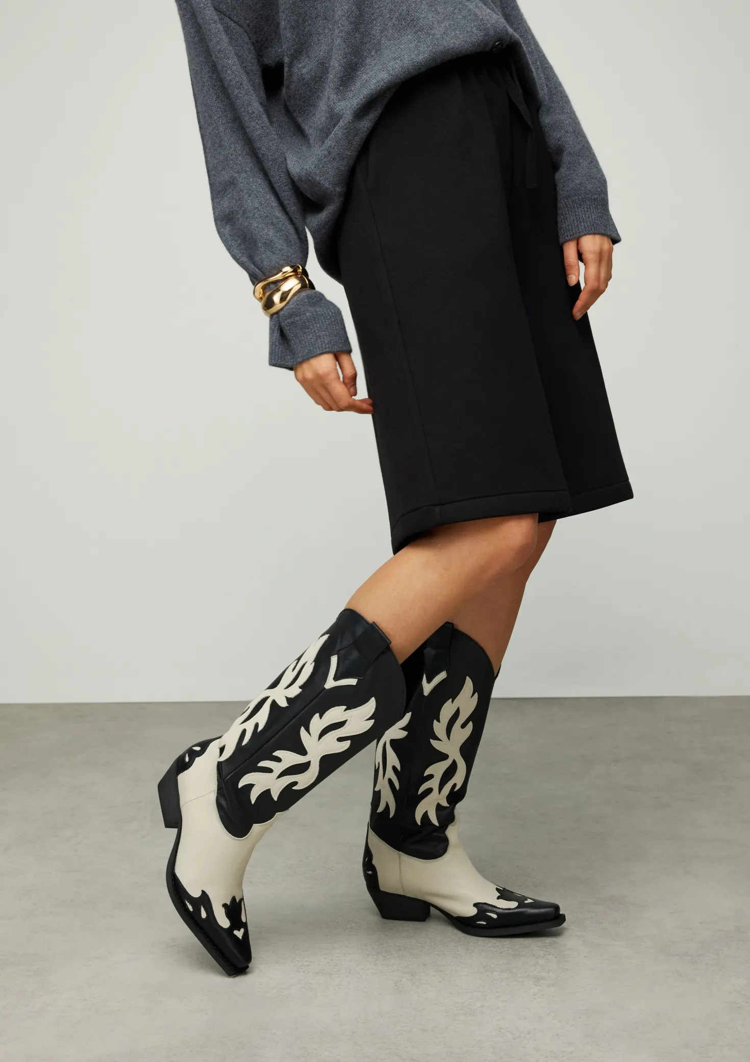 Zwarte leren cowboylaarzen met sierstiksels