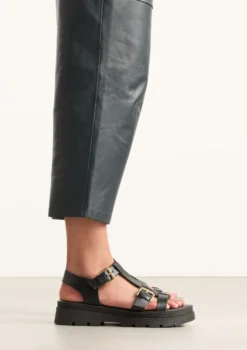 Zwarte leren plateau sandalen met goudkleurige buckles
