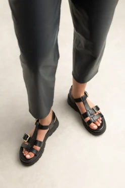 Zwarte leren plateau sandalen met goudkleurige buckles