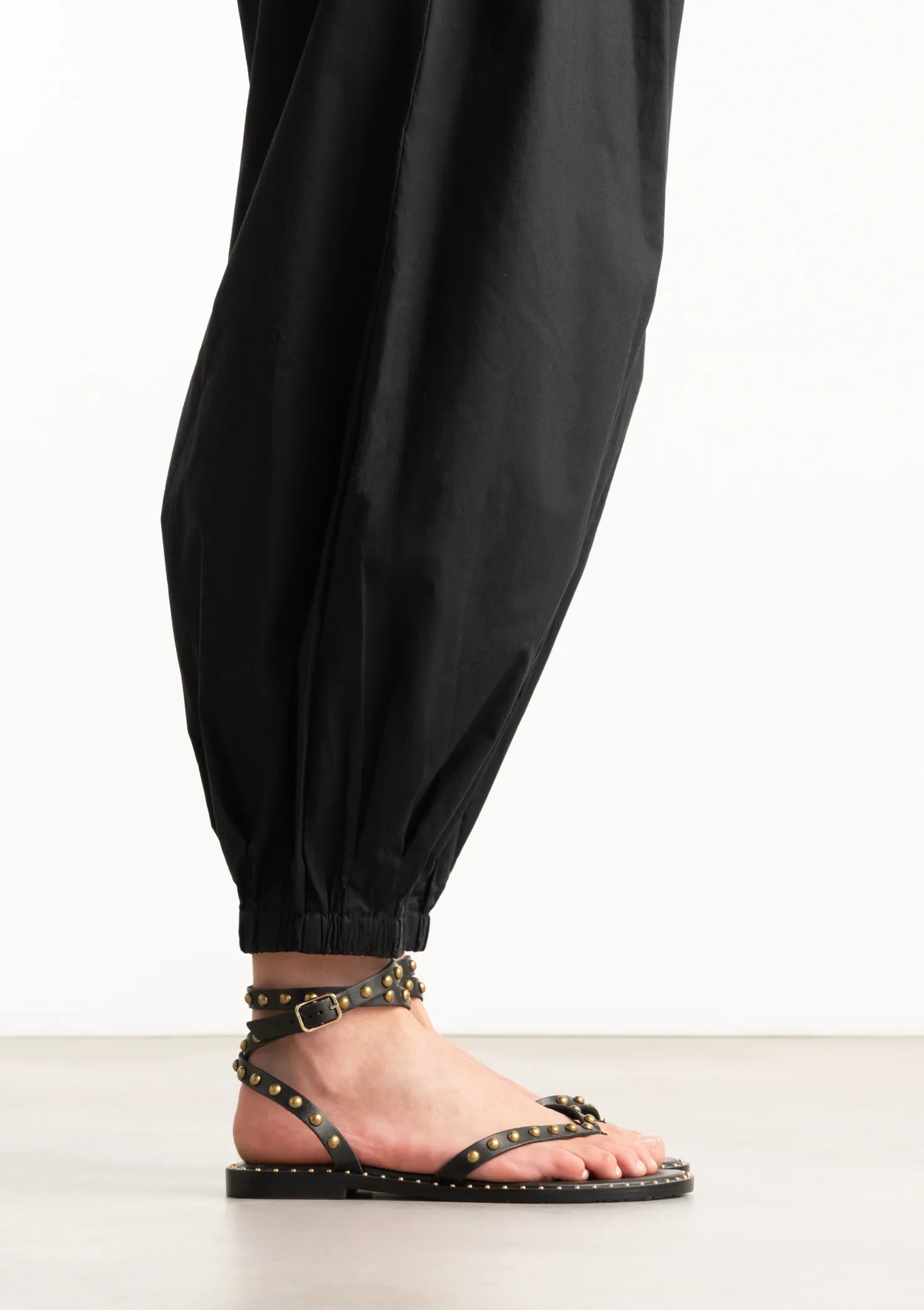 Zwarte leren platte sandalen met goudkleurige studs