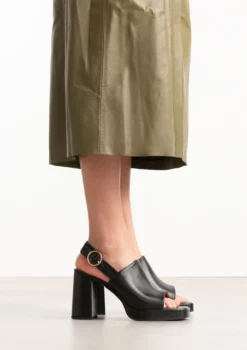 Zwarte leren sandalen met hak