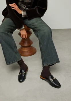 Zwarte leren slip on loafers met goudkleurige chain
