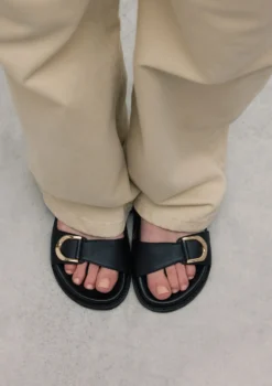 Zwarte leren slippers met buckles