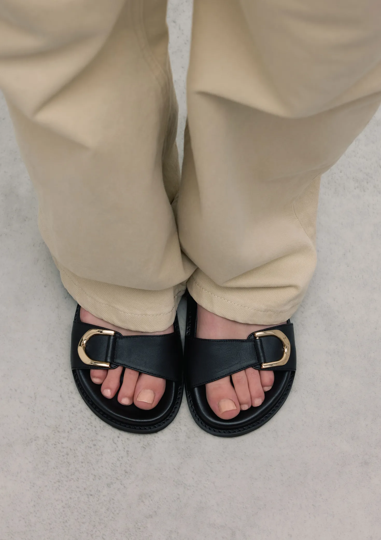 Zwarte leren slippers met buckles