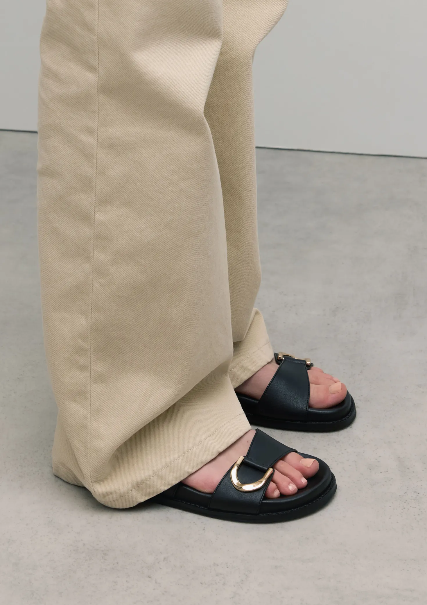Zwarte leren slippers met buckles