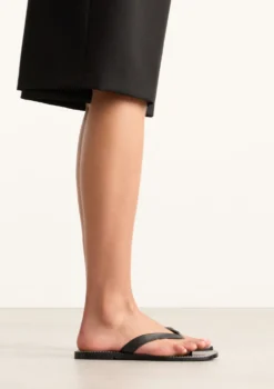 Zwarte leren teenslippers