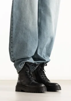 Zwarte leren veterlaarsjes