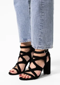 Zwarte suède opengewerkte sandalen met hak
